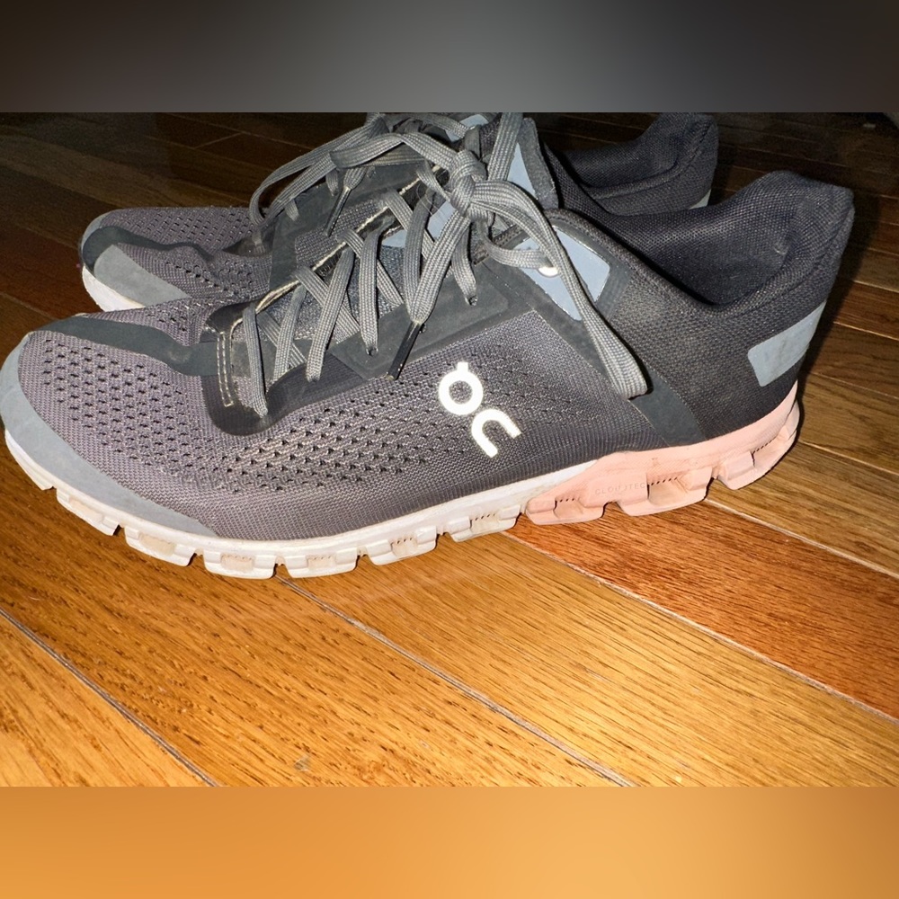 On Cloud Cloudflow Running Shoes size 9